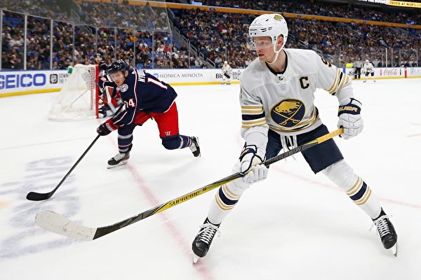 库里致命三分熄灭雄鹿反扑！勇士主场捍卫荣耀，字母哥空砍34+10